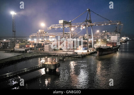 Belfast Harbor Freight Terminal bei Nacht ni Nordirland Stockfoto