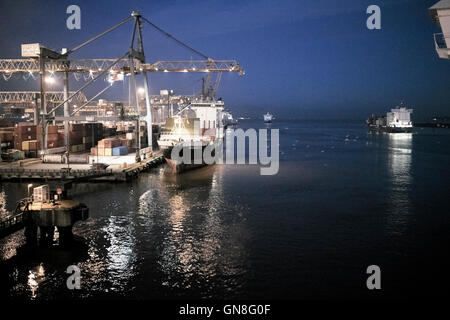 Belfast Hafen Fracht-Terminal und Belfast Lough in der Nacht Stockfoto