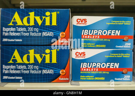 Bei CVS Apotheke Drogerie, NYC, USA Ibuprofen Stockfoto