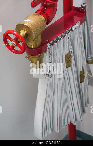 Standrohr Feuerwehrbedarf im Treppenhaus Stockfoto