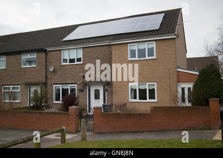 Sonnenkollektoren auf dem Dach von einem Ende Terrasse Eigenschaft in einer Wohnsiedlung am bewölkten Tag Liverpool Merseyside UK Stockfoto