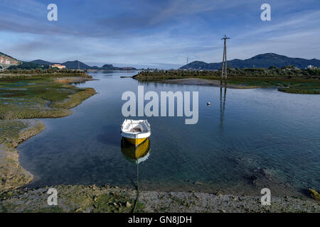 Kleines Fischerboot in den Sumpf Santoña Victoria und Joyel in Kantabrien, Spanien. Stockfoto