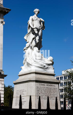 Titanic-Denkmal-Skulptur auf dem Gelände der Belfast City Hall Nordirland Vereinigtes Königreich Stockfoto