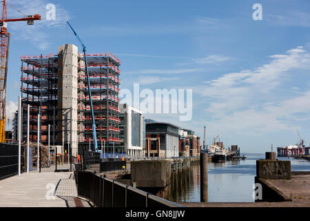 New City Kais 2 Bürogebäude mit Liftschacht und Treppe gebaut Belfast Nordirland Vereinigtes Königreich Stockfoto