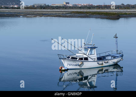 Kleines Fischerboot in den Sumpf Santoña Victoria und Joyel in Kantabrien, Spanien. Stockfoto