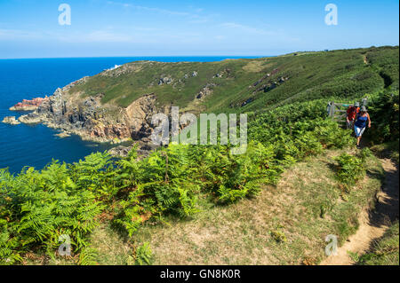 Wanderer zu Fuß entlang der nördlichen Küste auf Jersey. Stockfoto