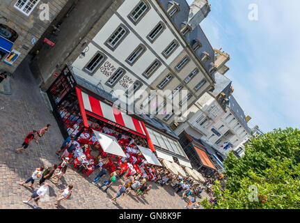 Kunden mit einem Essen im Restaurant Café de L'quest in der Stadtmauer von St. Malo, Bretagne, Frankreich. Stockfoto