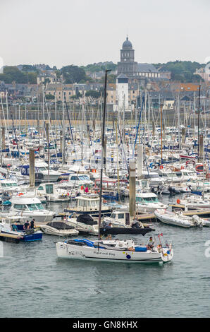 Yachten und kleine Boote vor Anker in der Marina in St. Malo, Bretagne, Frankreich Stockfoto