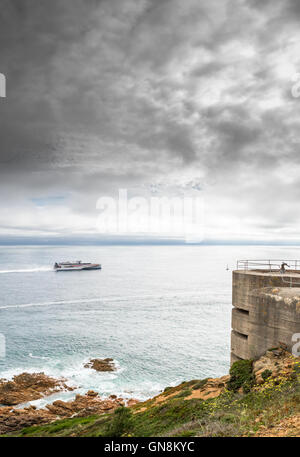 Condor-Corporate Katamaran Fähre HSC Condor Befreiung fährt durch den deutschen konkrete Kommunikation Turm Noirmont Zeitpunkt, Jersey. Stockfoto