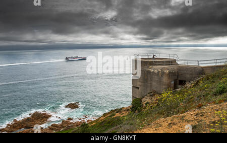 Condor-Corporate Katamaran Fähre HSC Condor Befreiung fährt durch den deutschen konkrete Kommunikation Turm Noirmont Zeitpunkt, Jersey. Stockfoto