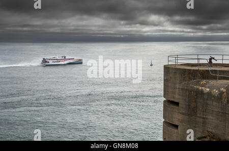 Condor-Corporate Katamaran Fähre HSC Condor Befreiung fährt durch den deutschen konkrete Kommunikation Turm Noirmont Zeitpunkt, Jersey. Stockfoto