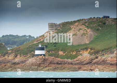 Runde Leuchtturm und zweiten Weltkrieg deutsche Aussichtsturm und Verteidigung Noirmont Zeitpunkt, Jersey. Stockfoto