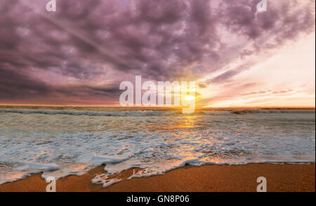 Brillante Ozean Strand Sonnenaufgang im Sommer Stockfoto
