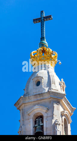 Basilika der lieben Frau vom Rosenkranz Bell Tower goldene Krone Kreuz Fatima Portugal. Kirche vor Ort, wo drei portugiesischen Schäfer, erstellt Stockfoto