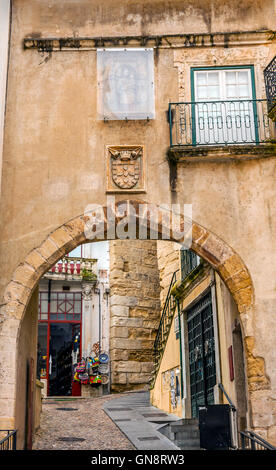 Alten 12. Jahrhundert Bogen Arco de Almediina mittelalterliche Stadt Coimbra Portugal. Bogen führt zur Oberstadt und Universität in Coimbra Stockfoto