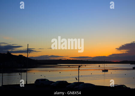 Sonnenaufgang über der Carrick Roads bei Flut, Falmouth, Cornwall, England, UK. Stockfoto