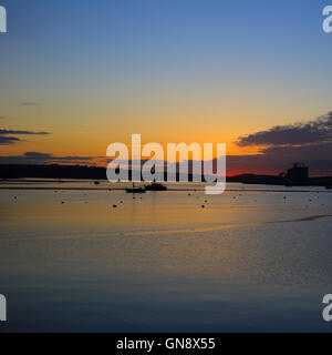 Sonnenaufgang über der Carrick Roads bei Flut, Falmouth, Cornwall, England, UK. Stockfoto