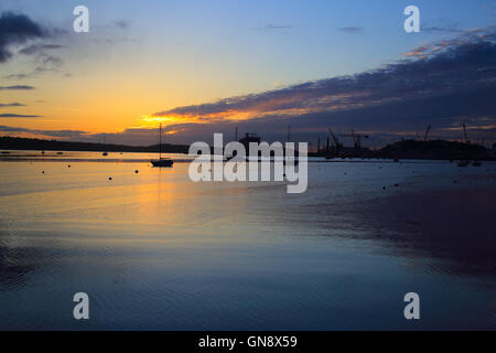 Sonnenaufgang über der Carrick Roads bei Flut, Falmouth, Cornwall, England, UK. Stockfoto