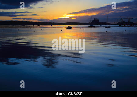 Sonnenaufgang über der Carrick Roads bei Flut, Falmouth, Cornwall, England, UK. Stockfoto