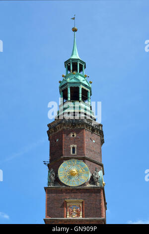 Turm des alten Rathauses am Marktplatz in der alten Stadt Breslau in Polen. Stockfoto