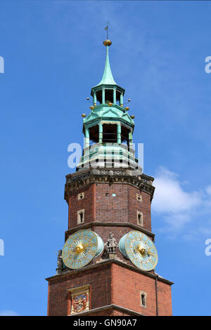 Turm des alten Rathauses am Marktplatz in der alten Stadt Breslau in Polen. Stockfoto