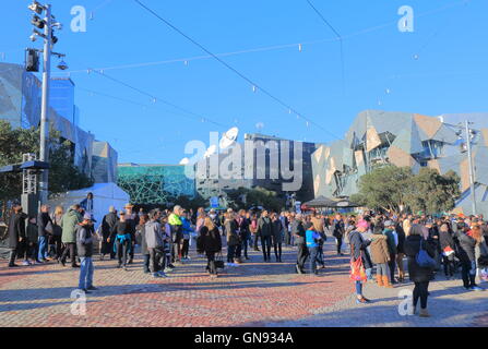 Menschen besuchen Federation Square in der Innenstadt von Melbourne. Stockfoto