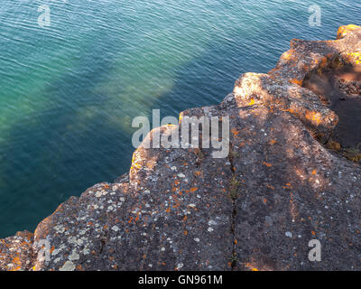 Felsige Küste und Wasser - Isle Royale National Park. Lake Superior, Michigan. East End. Stockfoto