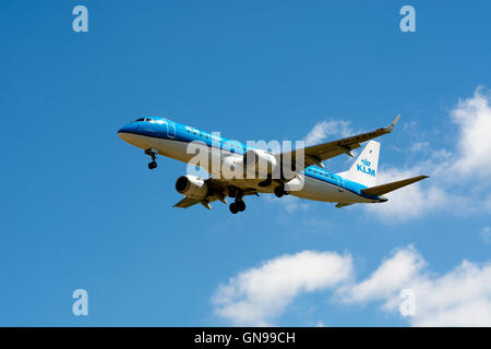 KLM Cityhopper Embraer ERJ-190 nähert sich Flughafen Birmingham, UK (PH-EZM) Stockfoto