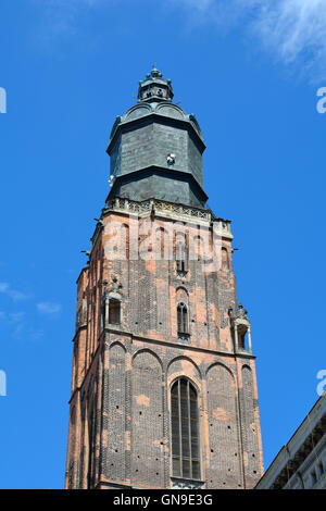 Turm der St. Elisabeth-Kirche auf dem Marktplatz der historischen alten Stadt Wroclaw in Polen. Stockfoto