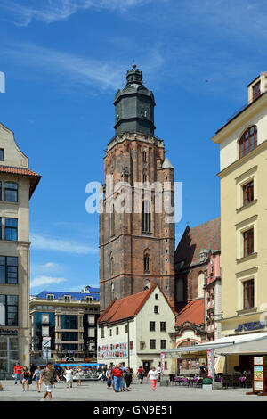 Blick vom Marktplatz in der historischen Stadt von Breslau über die St. Elisabeth Kirche in Polen. Stockfoto