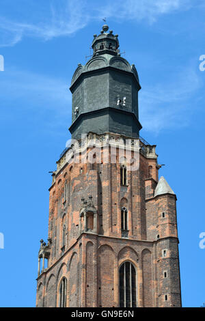 Turm der St. Elisabeth-Kirche auf dem Marktplatz der historischen alten Stadt Wroclaw in Polen. Stockfoto