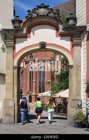 Portal Front der St. Elisabeth Kirche auf dem Marktplatz der historischen alten Stadt Wroclaw in Polen. Stockfoto