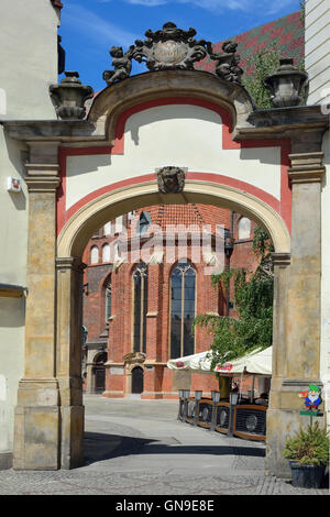 Portal Front der St. Elisabeth Kirche auf dem Marktplatz der historischen alten Stadt Wroclaw in Polen. Stockfoto