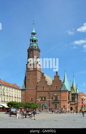 Rathaus am Marktplatz in der alten Stadt Breslau in Polen mit der Statue des polnischen Dichters Aleksander Fredro. Stockfoto