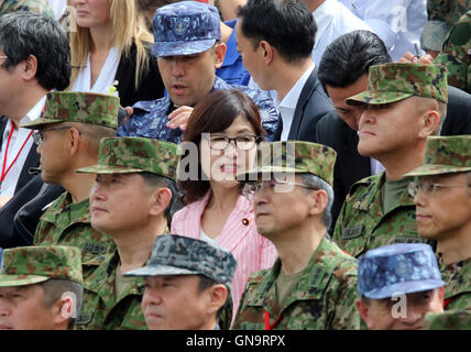 Gotemba, Japan. 28. August 2016. Japanese Defense Minister Tomomi Inada (C) Bewertungen eine jährliche scharfer Munition Übung auf dem Higashi Fuji Schießplatz in Gotemba, am Fuße des Mt. Fuji in der Präfektur Shizuoka auf Sonntag, 28. August 2016. Die jährliche Übung beinhaltet einige 2.400 Mitarbeiter, 80 Panzer und gepanzerte Fahrzeuge. Kredite: Yoshio Tsunoda/AFLO/Alamy Live-Nachrichten Stockfoto