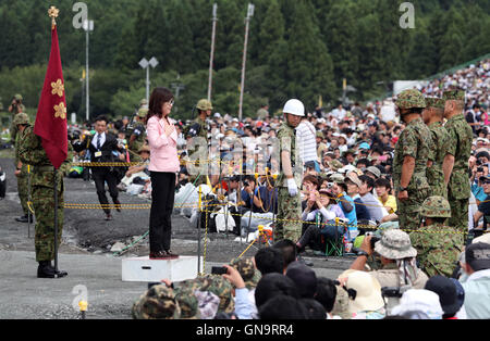 Gotemba, Japan. 28. August 2016. Japanische Defense Minister Tomomi Inada (L) kommt bei einer jährlichen scharfer Munition Übung auf dem Higashi Fuji Schießplatz in Gotemba, am Fuße des Mt. Fuji in der Präfektur Shizuoka auf Sonntag, 28. August 2016. Die jährliche Übung beinhaltet einige 2.400 Mitarbeiter, 80 Panzer und gepanzerte Fahrzeuge. Kredite: Yoshio Tsunoda/AFLO/Alamy Live-Nachrichten Stockfoto