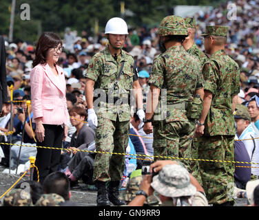 Gotemba, Japan. 28. August 2016. Japanische Defense Minister Tomomi Inada (L) kommt bei einer jährlichen scharfer Munition Übung auf dem Higashi Fuji Schießplatz in Gotemba, am Fuße des Mt. Fuji in der Präfektur Shizuoka auf Sonntag, 28. August 2016. Die jährliche Übung beinhaltet einige 2.400 Mitarbeiter, 80 Panzer und gepanzerte Fahrzeuge. Kredite: Yoshio Tsunoda/AFLO/Alamy Live-Nachrichten Stockfoto