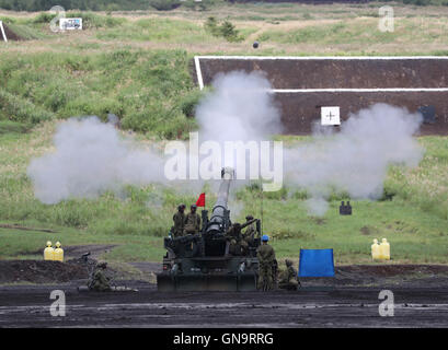 Gotemba, Japan. 28. August 2016. Japanische Ground Self-Defense Forces Soldaten feuern eine Haubitze während einer jährlichen scharfer Munition Übung auf dem Schießplatz Higashi Fuji in Gotemba, am Fuße des Mt. Fuji in der Präfektur Shizuoka auf Sonntag, 28. August 2016. Die jährliche Übung beinhaltet einige 2.400 Mitarbeiter, 80 Panzer und gepanzerte Fahrzeuge. Kredite: Yoshio Tsunoda/AFLO/Alamy Live-Nachrichten Stockfoto