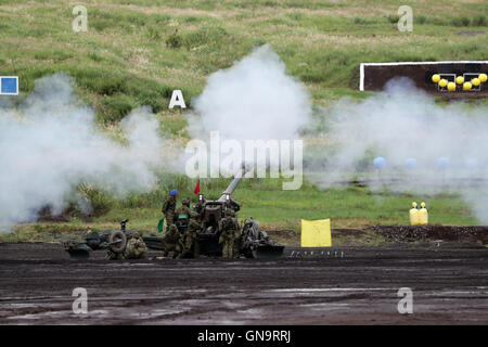 Gotemba, Japan. 28. August 2016. Japanische Ground Self-Defense Forces Soldaten feuern eine Haubitze während einer jährlichen scharfer Munition Übung auf dem Schießplatz Higashi Fuji in Gotemba, am Fuße des Mt. Fuji in der Präfektur Shizuoka auf Sonntag, 28. August 2016. Die jährliche Übung beinhaltet einige 2.400 Mitarbeiter, 80 Panzer und gepanzerte Fahrzeuge. Kredite: Yoshio Tsunoda/AFLO/Alamy Live-Nachrichten Stockfoto