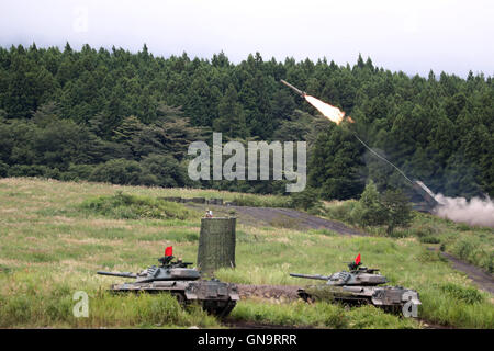 Gotemba, Japan. 28. August 2016. Japanische Ground Self-Defense Forces anti-Landmine Raketen feuert während einer jährlichen scharfer Munition Übung auf dem Schießplatz Higashi Fuji in Gotemba, am Fuße des Mt. Fuji in der Präfektur Shizuoka auf Sonntag, 28. August 2016. Die jährliche Übung beinhaltet einige 2.400 Mitarbeiter, 80 Panzer und gepanzerte Fahrzeuge. Kredite: Yoshio Tsunoda/AFLO/Alamy Live-Nachrichten Stockfoto