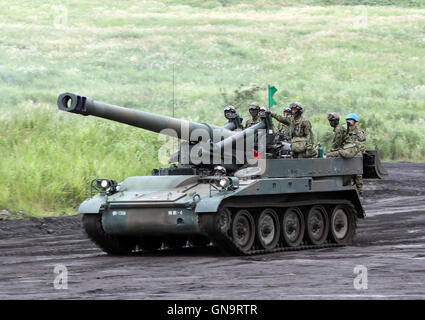 Gotemba, Japan. 28. August 2016. Japanische Ground Self-Defense Forces-203-mm-Haubitze läuft während einer jährlichen scharfer Munition-Übung auf dem Higashi Fuji Schießplatz in Gotemba, am Fuße des Mt. Fuji in der Präfektur Shizuoka auf Sonntag, 28. August 2016. Die jährliche Übung beinhaltet einige 2.400 Mitarbeiter, 80 Panzer und gepanzerte Fahrzeuge. Kredite: Yoshio Tsunoda/AFLO/Alamy Live-Nachrichten Stockfoto