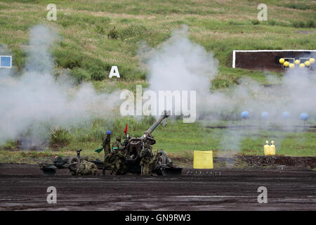 Gotemba, Japan. 28. August 2016. Japanische Ground Self-Defense Forces Soldaten feuern eine Haubitze während einer jährlichen scharfer Munition Übung auf dem Schießplatz Higashi Fuji in Gotemba, am Fuße des Mt. Fuji in der Präfektur Shizuoka auf Sonntag, 28. August 2016. Die jährliche Übung beinhaltet einige 2.400 Mitarbeiter, 80 Panzer und gepanzerte Fahrzeuge. Kredite: Yoshio Tsunoda/AFLO/Alamy Live-Nachrichten Stockfoto