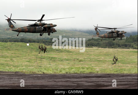 Gotemba, Japan. 28. August 2016. Japanische Ground Self-Defense Forces Soldaten kommen aus Hubschraubern während einer jährlichen scharfer Munition Übung auf dem Higashi Fuji Schießplatz in Gotemba, am Fuße des Mt. Fuji in der Präfektur Shizuoka auf Sonntag, 28. August 2016. Die jährliche Übung beinhaltet einige 2.400 Mitarbeiter, 80 Panzer und gepanzerte Fahrzeuge. Kredite: Yoshio Tsunoda/AFLO/Alamy Live-Nachrichten Stockfoto