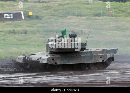 Gotemba, Japan. 28. August 2016. Japanische Ground Self-Defense Forces Typw 10 Tank läuft während einer jährlichen scharfer Munition-Übung auf dem Higashi Fuji Schießplatz in Gotemba, am Fuße des Mt. Fuji in der Präfektur Shizuoka auf Sonntag, 28. August 2016. Die jährliche Übung beinhaltet einige 2.400 Mitarbeiter, 80 Panzer und gepanzerte Fahrzeuge. Kredite: Yoshio Tsunoda/AFLO/Alamy Live-Nachrichten Stockfoto