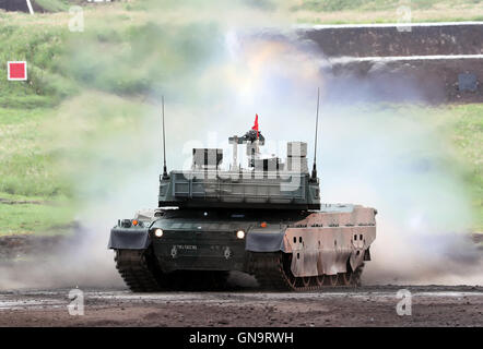 Gotemba, Japan. 28. August 2016. Japanische Ground Self-Defense Forces Typ 90 Tank Feuer während einer jährlichen scharfer Munition Übung auf dem Higashi Fuji Schießplatz in Gotemba, am Fuße des Mt. Fuji in der Präfektur Shizuoka auf Sonntag, 28. August 2016. Die jährliche Übung beinhaltet einige 2.400 Mitarbeiter, 80 Panzer und gepanzerte Fahrzeuge. Kredite: Yoshio Tsunoda/AFLO/Alamy Live-Nachrichten Stockfoto