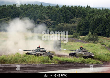 Gotemba, Japan. 28. August 2016. Japanische Ground Self-Defense Forces Typ 74 Panzer Feuer während einer jährlichen scharfer Munition Übung auf dem Schießplatz Higashi Fuji in Gotemba, am Fuße des Mt. Fuji in der Präfektur Shizuoka auf Sonntag, 28. August 2016. Die jährliche Übung beinhaltet einige 2.400 Mitarbeiter, 80 Panzer und gepanzerte Fahrzeuge. Kredite: Yoshio Tsunoda/AFLO/Alamy Live-Nachrichten Stockfoto