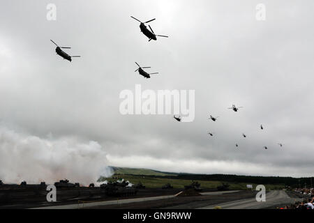 Gotemba, Japan. 28. August 2016. Panzer und Hubschrauber aus Japans Ground Self-Defense Forces mitmachen eine jährliche militärische Übung auf dem Schießplatz Higashi Fuji in Gotemba, am Fuße des Mt. Fuji in der Präfektur Shizuoka auf Sonntag, 28. August 2016. Die jährliche Übung beinhaltet einige 2.400 Mitarbeiter, 80 Panzer und gepanzerte Fahrzeuge. Kredite: Yoshio Tsunoda/AFLO/Alamy Live-Nachrichten Stockfoto