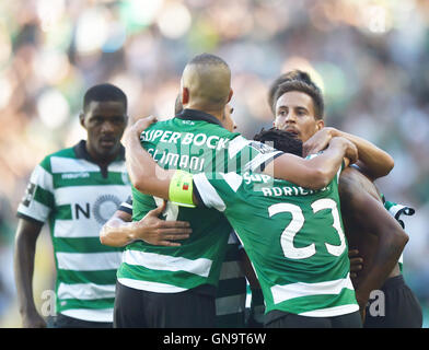 Lissabon, Portugal. 28. August 2016. Sporting-Spieler feiern während eines Spiels der dritten Runde der portugiesischen Liga zwischen Sporting CP und FC Porto in Lissabon, Hauptstadt von Portugal, 28. August 2016. Sporting CP gewann 2: 1. Bildnachweis: Zhang Liyun/Xinhua/Alamy Live-Nachrichten Stockfoto