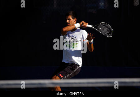 New York, Vereinigte Staaten von Amerika. 28. August 2016. Novak Djokovic Sonntag, 28. August, während einer Übung auf dem National Tennis Center in Flushing Meadows, New York. Djokovic übte für die US Open Tennis Championships, die am Montag, den 29. August beginnen. Bildnachweis: Adam Stoltman/Alamy Live-Nachrichten Stockfoto