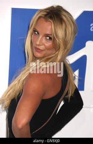 New York, New York, USA. 28. August 2016. Sängerin BRITNEY SPEARS besucht die Ankünfte am 2016 MTV Video Music Awards im Madison Square Garden statt. Bildnachweis: Nancy Kaszerman/ZUMA Draht/Alamy Live-Nachrichten Stockfoto